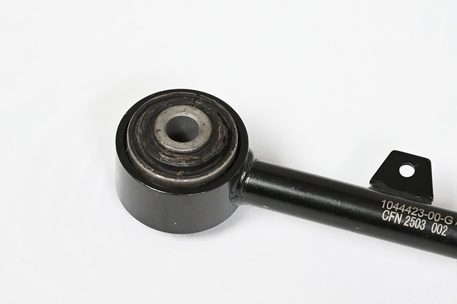 Braço Superior Posterior da Suspensão Traseira Model 3 / Model Y - vista 2